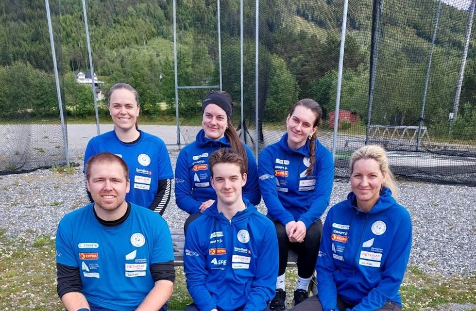 TALENT: Ulrik Thunem (midten framme) ligg suverent på topp i diskos og slegge i si aldersklasse. Søstrene Kristina (midten bak) og Nikoline (t.h. bak) er også i år kvalifiserte for NM senior trass i problem med skader.