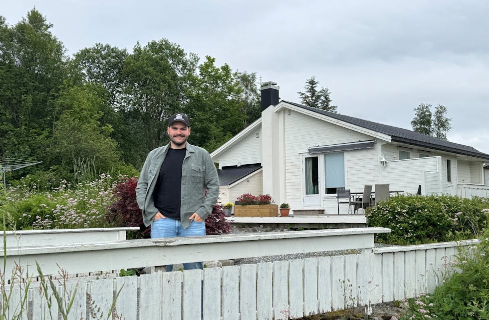 FLYTTA HEIM: Carsten Øren flytta ut av Vanylven etter ungdomsskulen for å studere. I vår flytta han heim og tok over huset til besteforeldra.
– Her har eg landa, seier han.