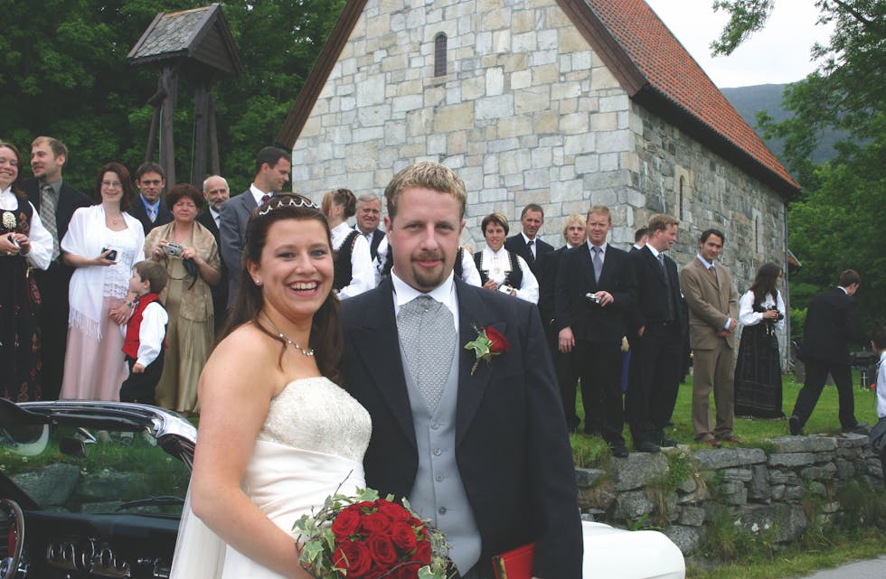 JA: Dei har sagt sine ja ved alteret. No er dei lukkelege ektefolk, Marta og Jon Ove.