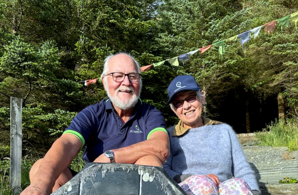 TRAPPEGÅVE: 34.000 kroner vart samla inn til 80-årsdagen til Karl Bellen. Her saman med kona Birgitte