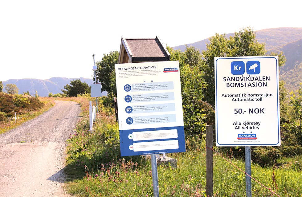 FOTO-BOM: I Fjellvegen, ved vassverket, har no denne bommen kome opp. Bak ser vi kamera som registrerer bilnummeret ditt.