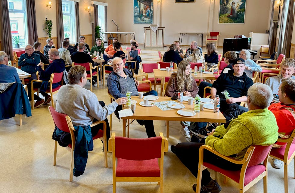 SAMLING: Det hjelper å samlast og dele på frustrasjonen, medan ein ventar på at regnet skal gje seg.