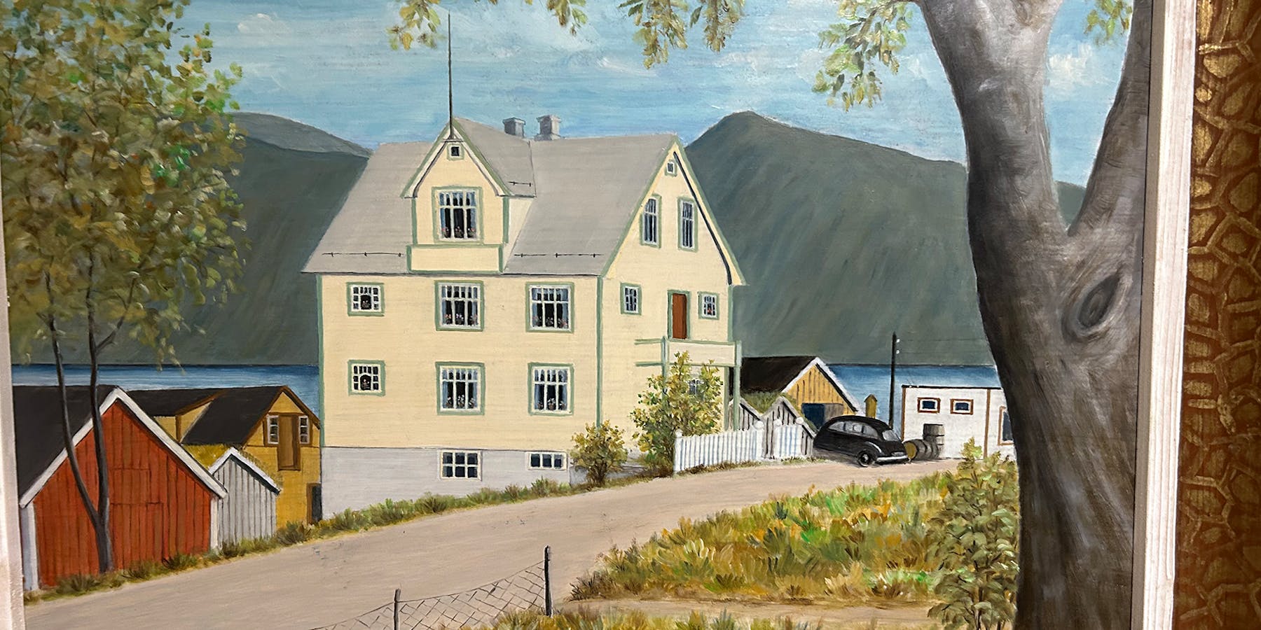 KNUTSENHUSET: Måleri av M. Leikanger, datert 1972. Men motivet må vere henta frå eit eldre foto, for vi kan legge merke til er at vegen går i høgde med inngangsdøra, slik at det er stakittgjerde og ein går rett inn. Midt på femtitalet vart vegen utbetra og seinka, slik at det måtte lagast nokre trappetrinn, som vi ser på bildet lenger nede på sida..