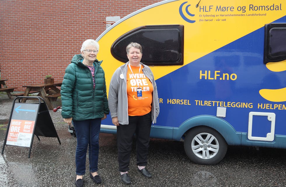 HLF (Hørselshemmedes Landsforbund), her representert av Randi Flø og Brit-Irene Kvamme.