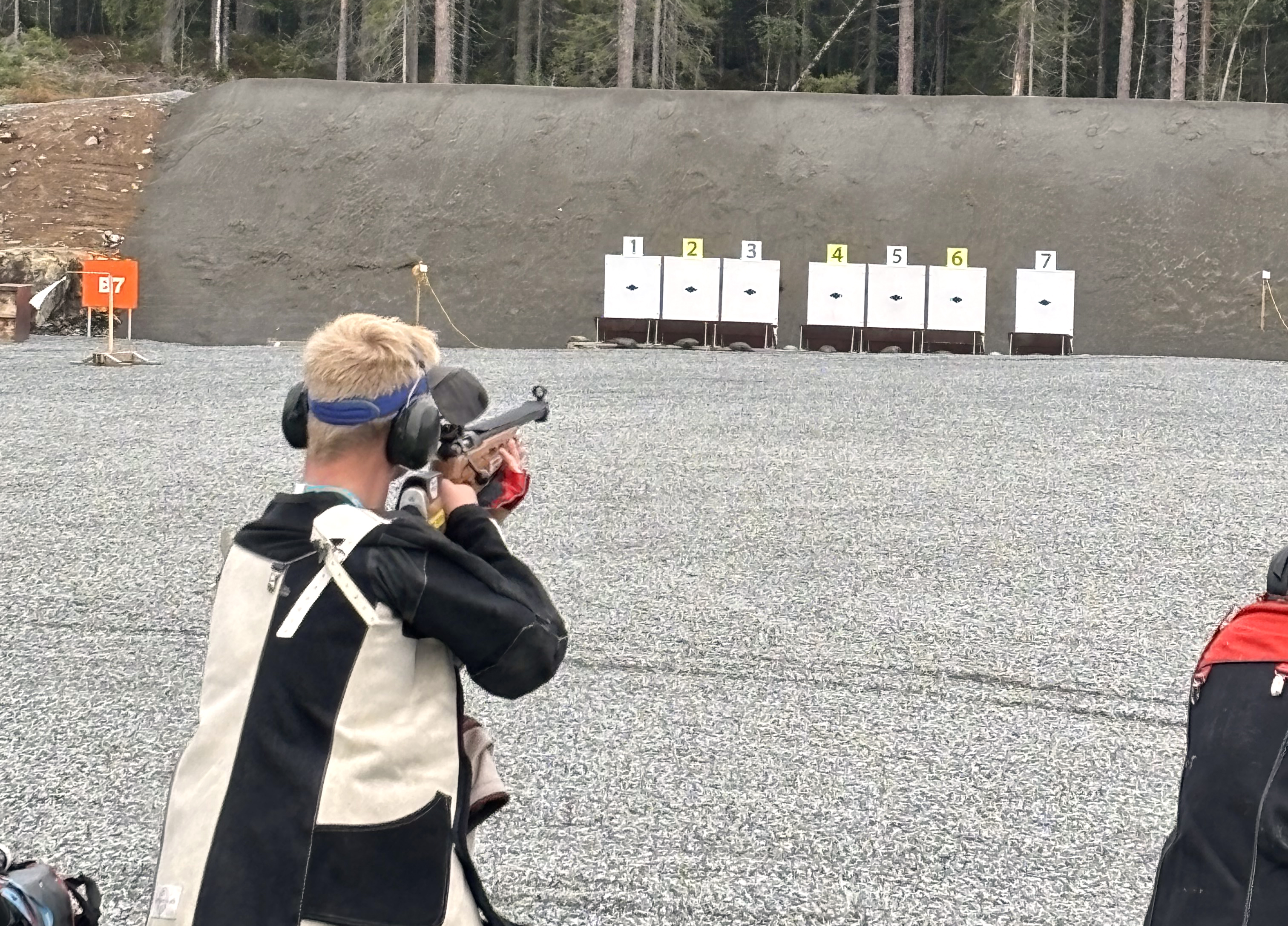 LANDSSKYTTERSTEMNET: Fleire Vanylvingar var med på stemnet, her er det Hans Olav Nordal som siktar seg inn på blinken. 