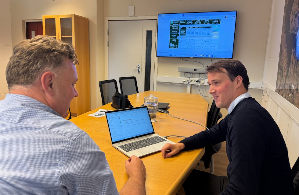 INNSYN: Sanntidstala på Vanylven kommune sine sider gir innsyn i drifta, men årsverka ikkje heilt oppdaterte her. Kommunedirektør Andreas Nørve (t.v.) seier ein vil sjå nærare på kvifor ein ikkje ser igjen 26-tala, og når ein får opp 278, som er det nye talet på årsverk i kommunen.
– Vi har ikkje forventa fullt nedtrekk per august. Så årsverknedgangen kjem til å komme inn på oversikta etter kvart, seier økonomisjef Elias Botnen (t.h.).Vi får også opplyst at ein ser på detaljar rundt publiseringa for å få den så riktig som mogleg.