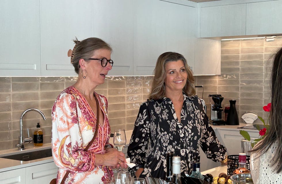 VELLUKKA SOMMAR: Concierge Edel Kristin Ruud Barstad og drivar Anita Eikrem kunne gledeleg fortelje om ein god sommarsesong.