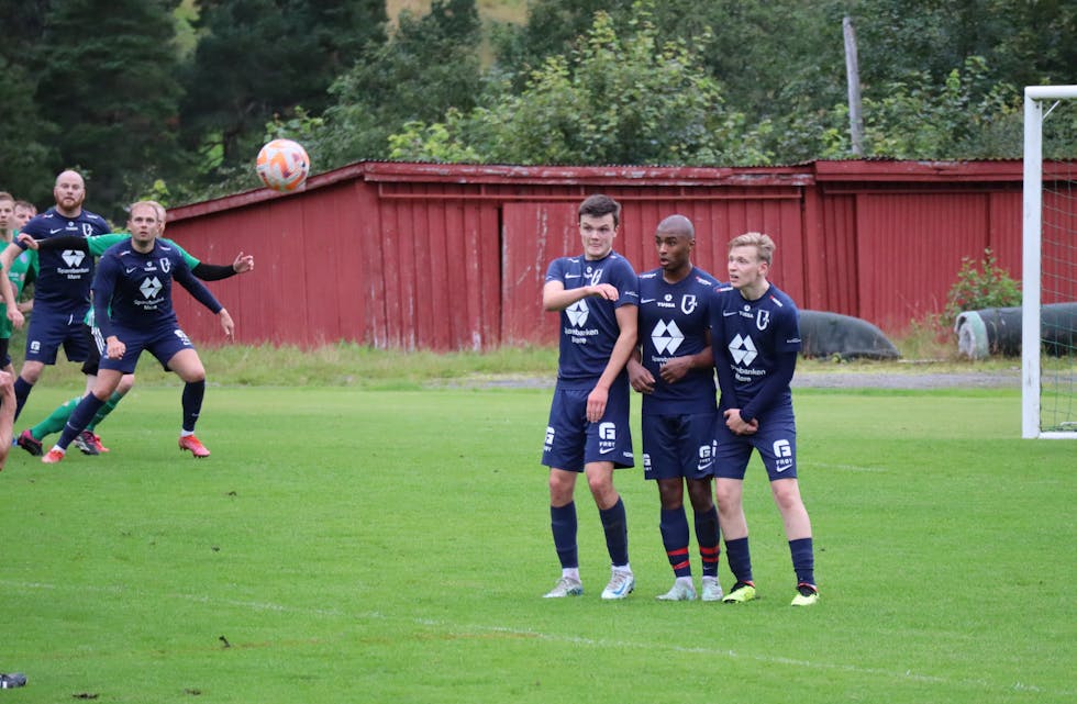 FORSVAR: Martinus Krøvel, Birk Sæte og Jonathan Vaksdal står klare.