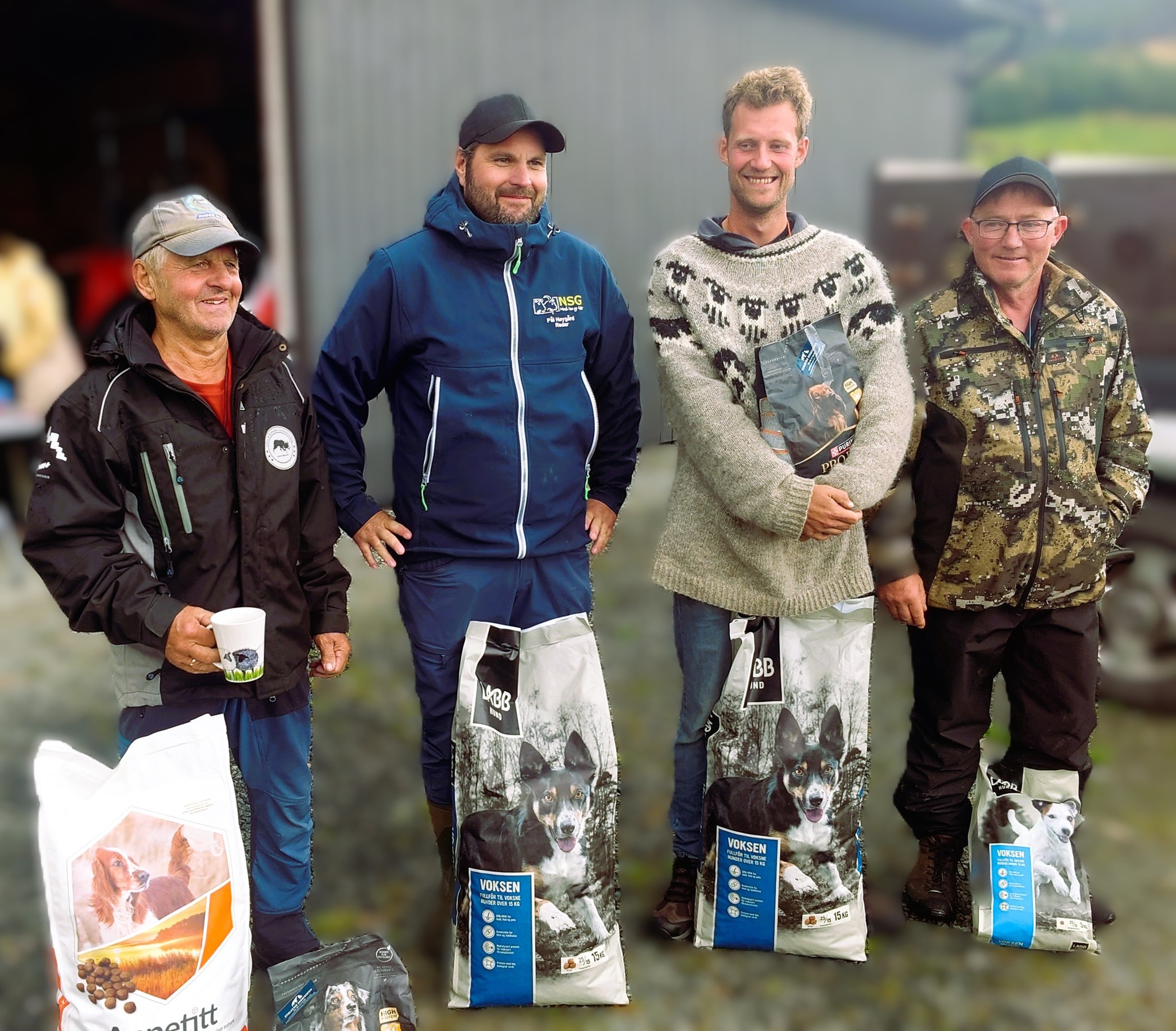 NYTTIGE PREMIAR: I tillegg til krus som Jan Myklebust har fått for sigeren med Gyda, ser vi at det ofte vert nytta matnyttige premiar innan gjetarhundsporten, der stor pose med fôr er for førsteplass og liten pose for fjerdeplass.