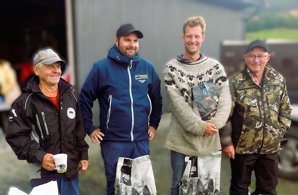 NYTTIGE PREMIAR: I tillegg til krus som Jan Myklebust har fått for sigeren med Gyda, ser vi at det ofte vert nytta matnyttige premiar innan gjetarhundsporten, der stor pose med fôr er for førsteplass og liten pose for fjerdeplass.
