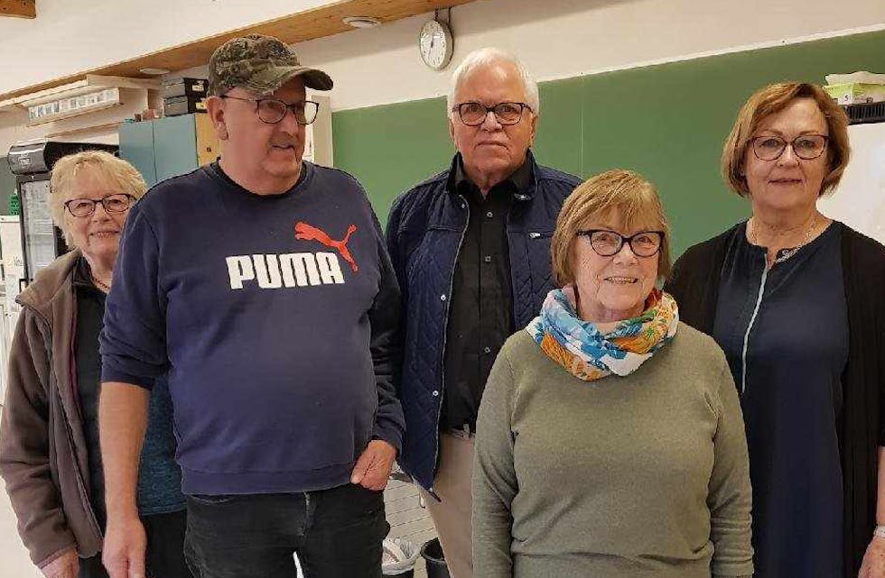 Bilete henta frå Facebook-sida til Vanylven Pensjonistlag.
Den gongen stod dei for førebuing og servering av graut til elevane på Åheim, med ynskje om å utvikle eit tettare samarbeid mellom dei yngre og eldre i kommuna.
F.V. Kjellbjørg L. Haugen, Audun Hellebust, Rasmus Støvreide, Annik-Randi Otneim og Målfrid Støvreide
