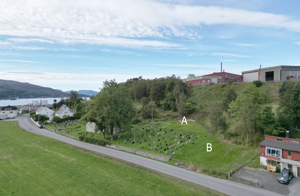 UTVIDINGA: Dei to parsellane som skal byggast ut til urne- og kistegraver.