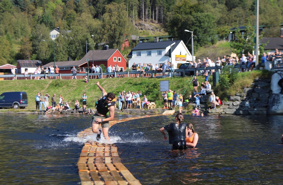 PALLELØPET er fast tradisjon. Kven klarar seg over utan å bli våt i år?