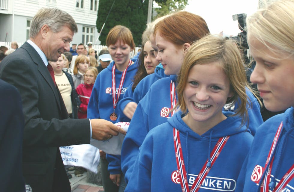 Jentelaget frå Åheim som gjorde det så skarpt i Norway Cup i år vart gjort ekstra stas på under opninga av Solsikkedagane fredag.
Statsministeren overleverte dei kvar si signerte solskikke-skjorte. Jan Helgøy hadde hatt dei med seg over til Årvika slik at Bondevik fekk høve til å signere dei på ferja.
Under overleveringa la vi merke til at fotballinteresserte Bondevik også nemnde laget frå staden der han bur. Kolbotn, som har eit framifrå jentelag. Jentene frå Åheim hadde elles både medaljar og pokal med seg.
Jentene som får skjorter av Bondevik er frå venstre: Anita Westerås, Ingvild Thue Hvattum, Stine Mari Hellebust, Ivonne Kroken Ekremsæter og Anne Hellebust.