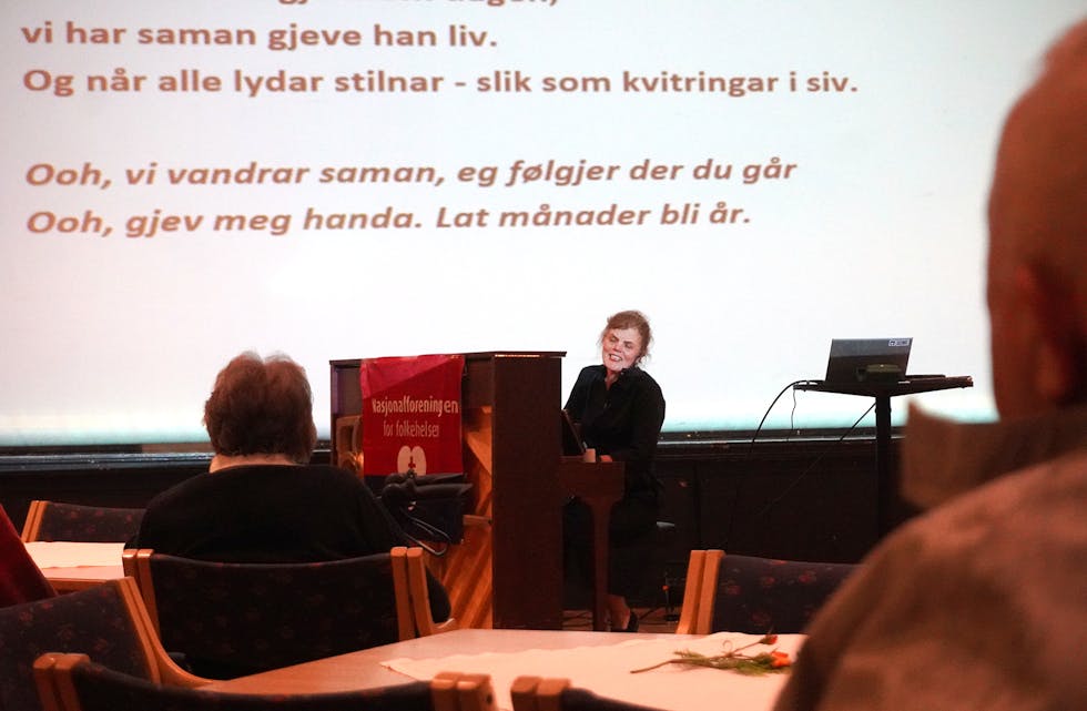 ALLSANG: Solgunn Knardal starta føredraget med eit musikalsk innslag. I løpet av kvelden spelte ho både piano og gitar - og fekk med publikum på allsang.
