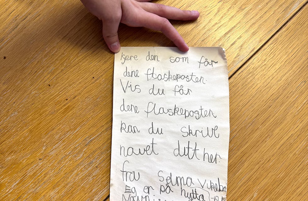 BREV: Eit lite brev som ved første augekast vart oversett, vart tysdag opna av gjengen på VAOA. Er det nokon som kjenner avsendaren?