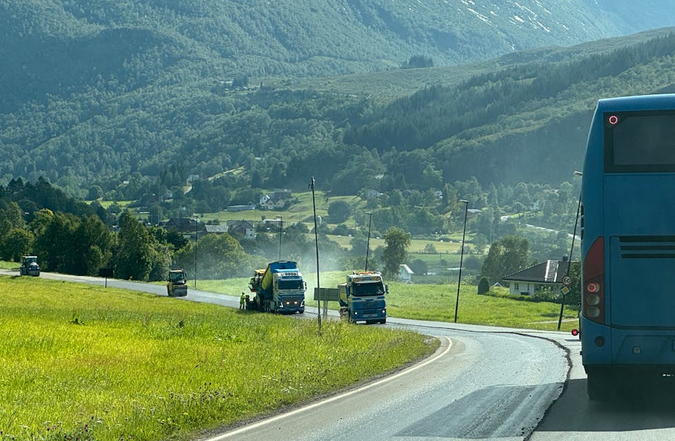 OPPRUSTING: Førre veke fekk ei strekning på FV61 ny asfalt. Her ved innkøyrsla til Sibelco.