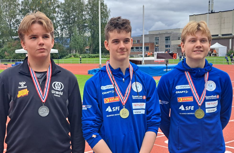 GULVINNAR: Ulrik Thunem i midten i lag med Philip Habla-Foss frå Urædd og klubbkamerat Simon Bakkelid.