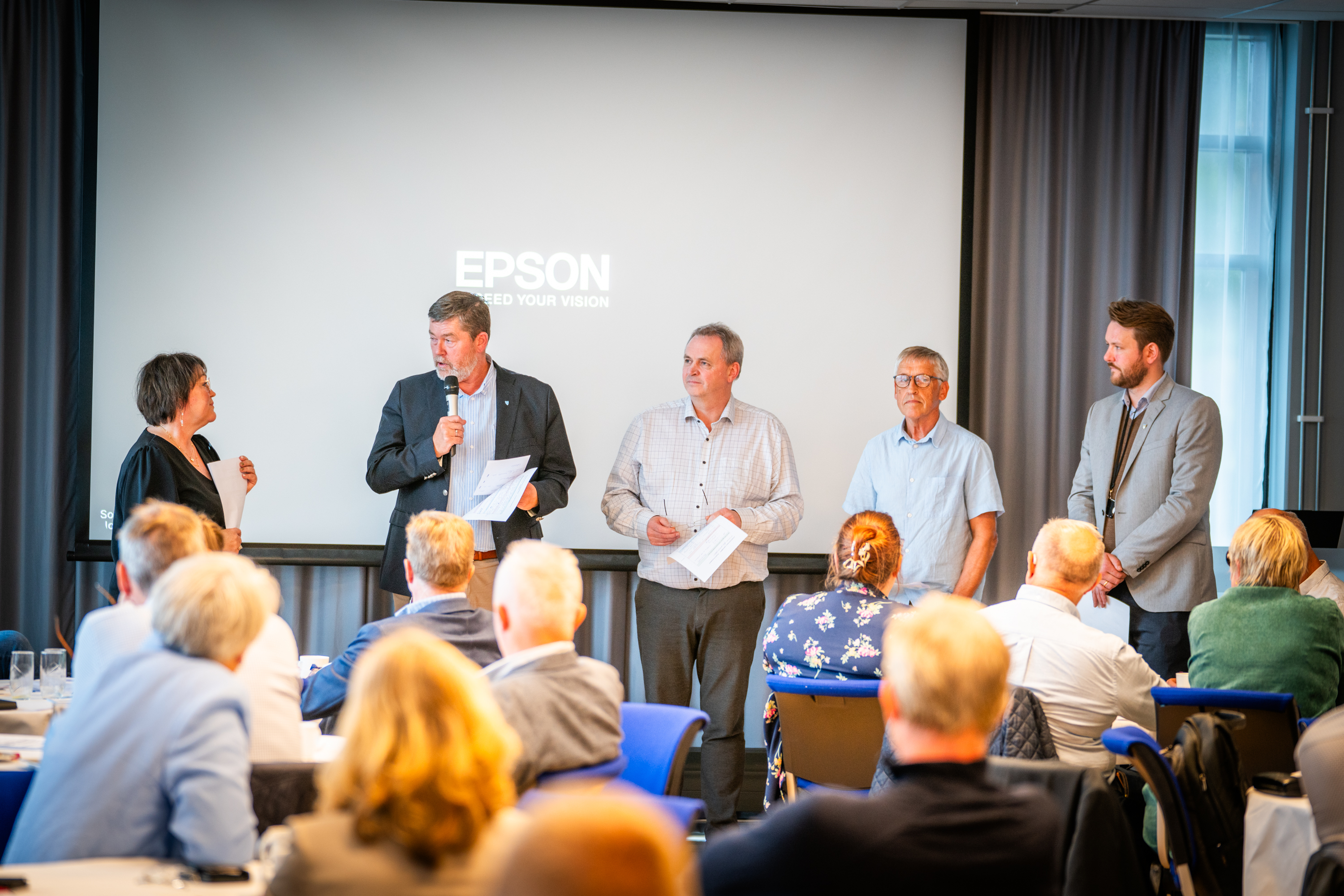 FELLES FORMANNSKAPSMØTE i 2024: Frå venstre ser vi Herøy-ordførar Tine Storøy, Hareid-ordførar Bernt Brandal, Vanylven-ordførar Paul Sindre Vedeld, Sande-ordførar Dag Vaagen og Ulstein-ordførar Stian Skorgen Scheide.