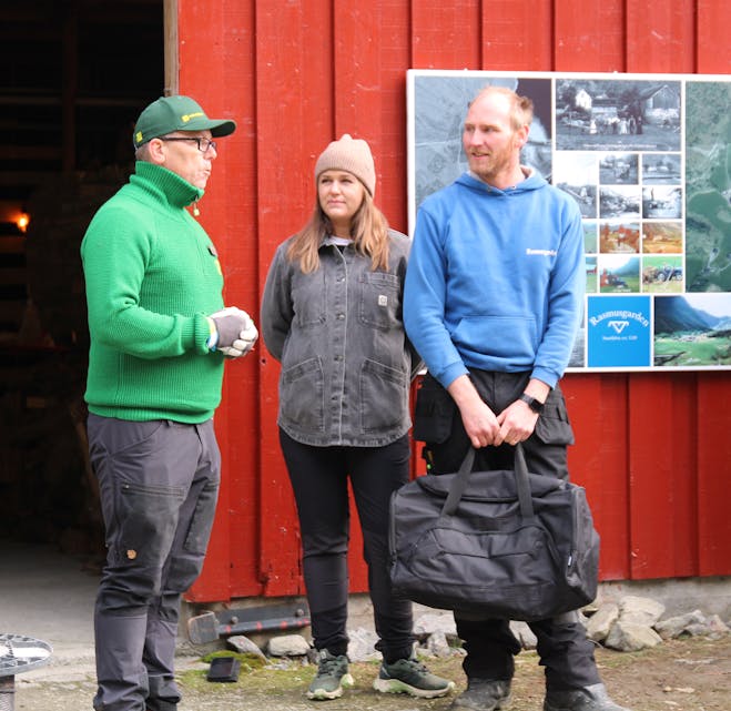 GRATULERTE: Lars Markus Svensson frå Felleskjøpet takka eigarane, Ane Malene Søvik Nygård og Rolf Åge Sørdal for samarbeidet.