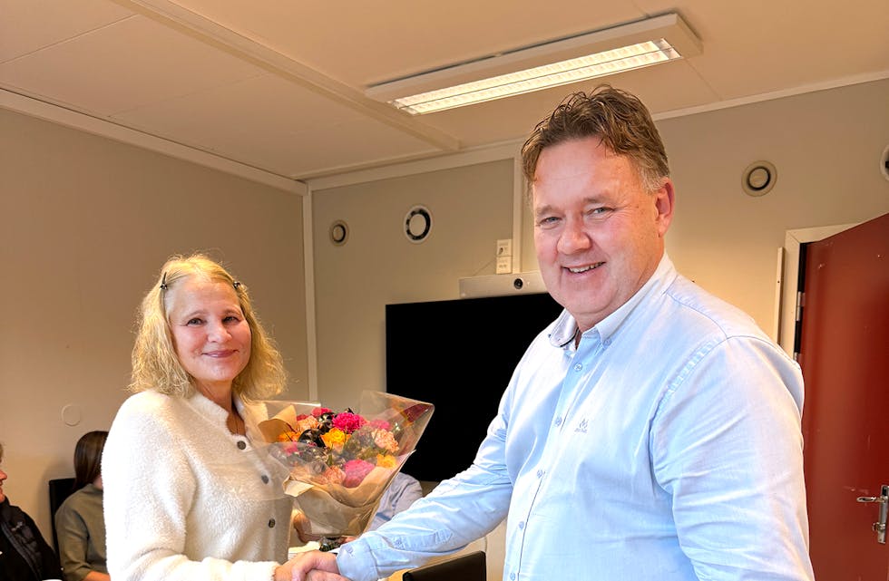 IMPONERT: Kommunedirektør Andreas Nørve sa at han har vore imponert over det tenesta har utretta. Her overgir han blomar til Arnhild Nordaune som har vore leiar for tenest.
