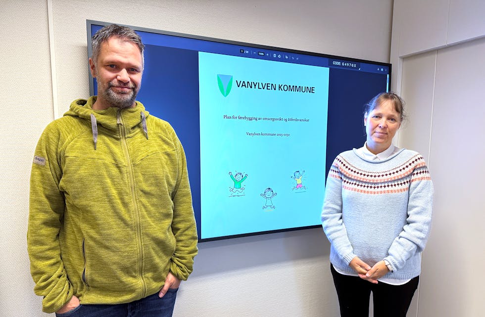 PLAN: Fagleiar for kultur og oppvekst, Frode Vik, og pedagogisk konsulent Sølvi Ekremsæter Ervik syner fram planen, som ligg på Vanylven kommune sine nettsider.