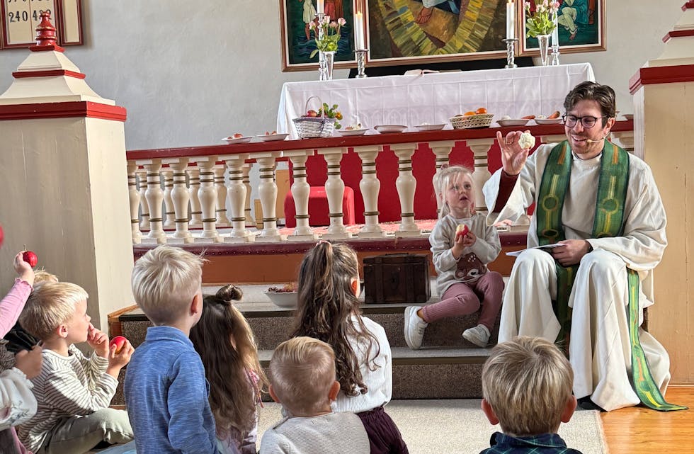 FRØ: Prest Johnny Leikvoll Drabløs prata med dei små om frø og vekst.