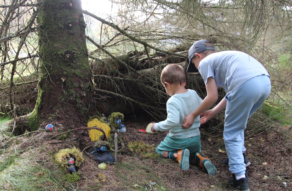 TROLLSKOGEN undervegs har vorte ein nytt, populært innslag. Her er det Tarjei som lurer på om han skal våge å ta på den store snigelen og vert oppmuntra av søskenbarnet Iver.