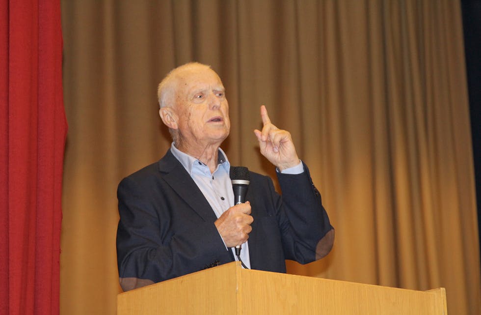 INNLEGGSHALDAR: Nils. R. Sandal heldt eit engasjert innlegg om fellesskapsverdiar og ein god alderdom.