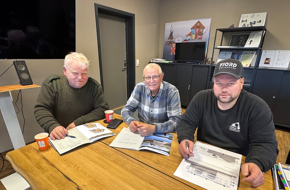 POSITIVE: Trond Fiskaa, Lasse Rindal og Chriss-Ole Fiskaa viser fram salsprospektet for Promenaden sameige. – Endeleg kan vi dele ut dette, seier dei.