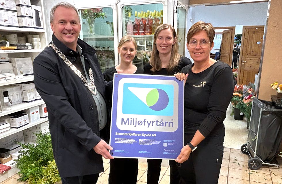 MILJØFYRTÅRNSERTIFISERT: Paul Sindre Vedeld overrekker Alexandra Try, Anne Marie Rolandsen Berge og Alice Arnesen det synlege provet på at dei er miljøsertifiserte.