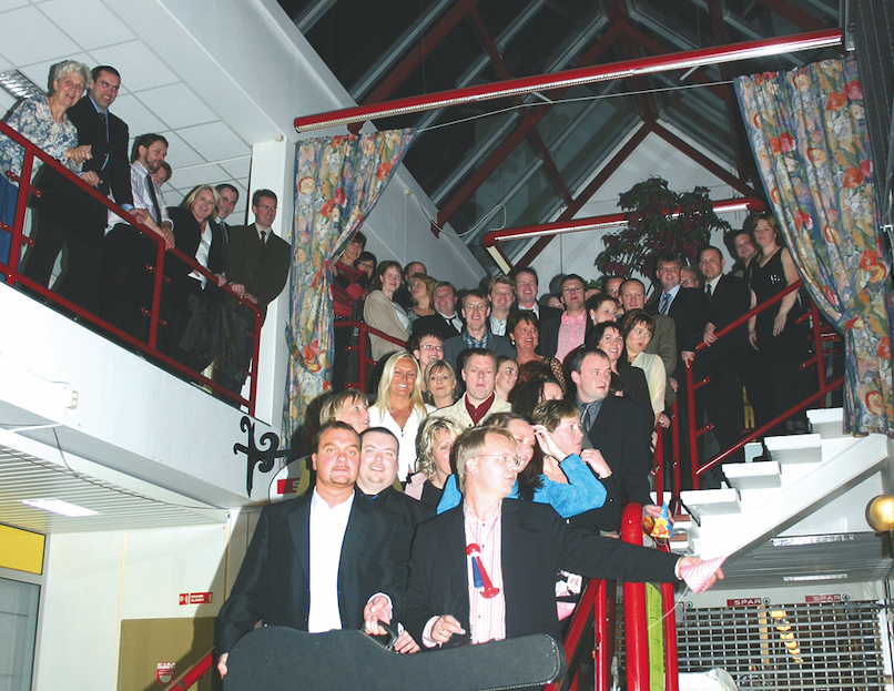 FOTO: Vi fekk trekt Myklebust-gjengen ut frå matbordet for å fotografere då Åheim-folket kom.