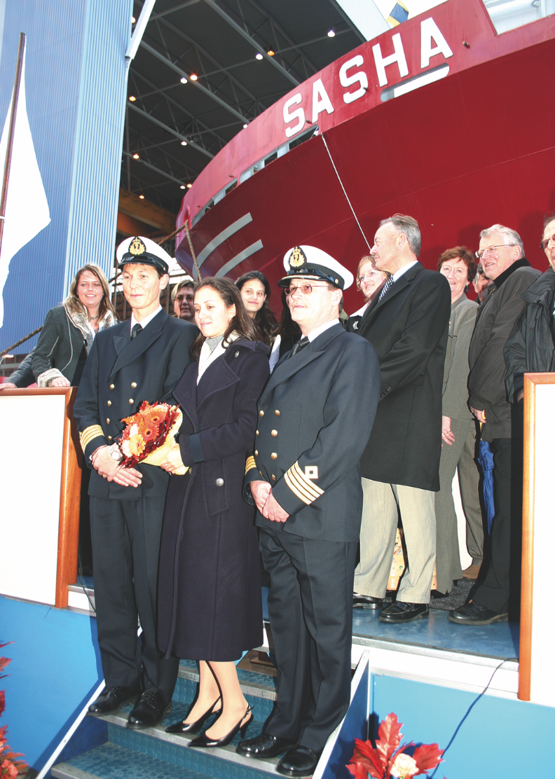 HØGTID: Gudmor Sasha Siem flankert av kaptein Per-Johnny Brekke (t.h.) og maskinsjef Kjell-Rune Midtbø. Bak står styre og leiing i Rovde Shipping med ektemakar.