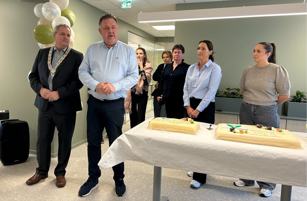 OFFISIELL MARKERING: Ordførar, kommunedirektør og administrasjonen i Vanylven kommune markerte opninga av det nye nærtenestesenteret med musikalske inn-slag og kaffi og kake til besøkande.