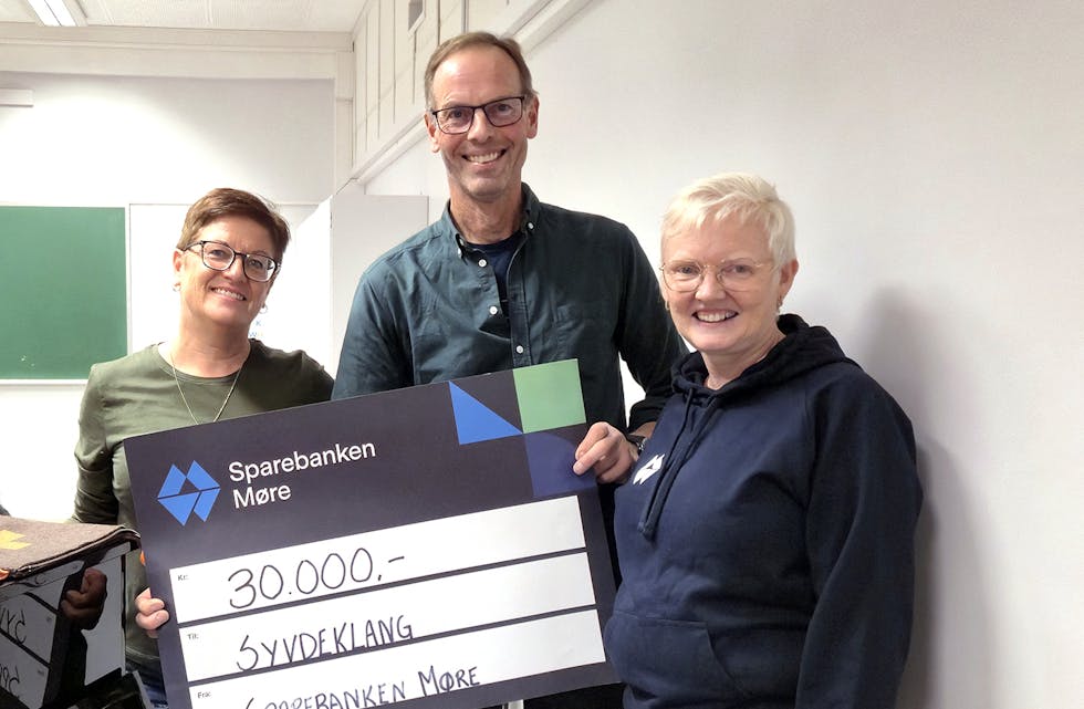 STØTTE: Sparebanken Møre støttar prosjektet med 30.000 kroner til Syvdeklang. – Det kostar å arrangere konsertar, og dette kjem godt med, seier dirigent Gunn-Torill Stubbmo (t.v.). Her saman med med-korist Steinar Nordal og Sissel Kragset Vik frå Sparebanken Møre.