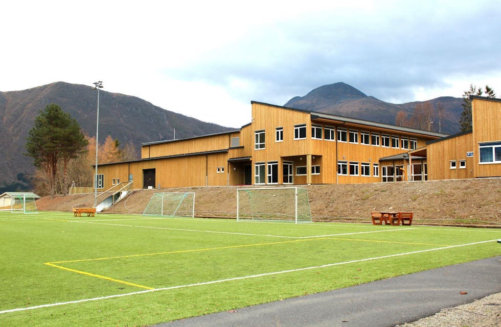 DALSFJORD SKULE: Nybygget i bygda stod klart i 2012. Skulen er ein kombinert barne- og ungdomsskule.