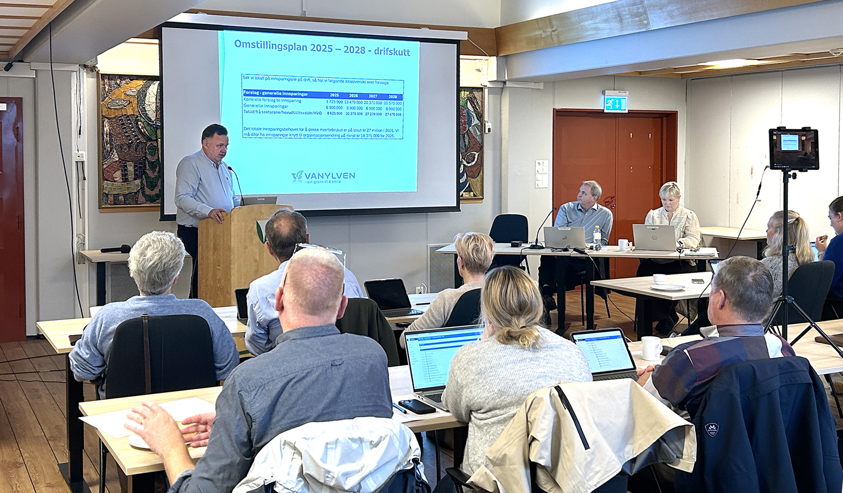 TILBAKE TIL KLASSEROMMET: Nye sitteplassar venta kommunestyret denne veka. På månda-gens kommunestyremøtet oppdaterte kommunedirektør Andreas Nørve politikarane om den økonomiske situasjonen i Vanylven kommune. 