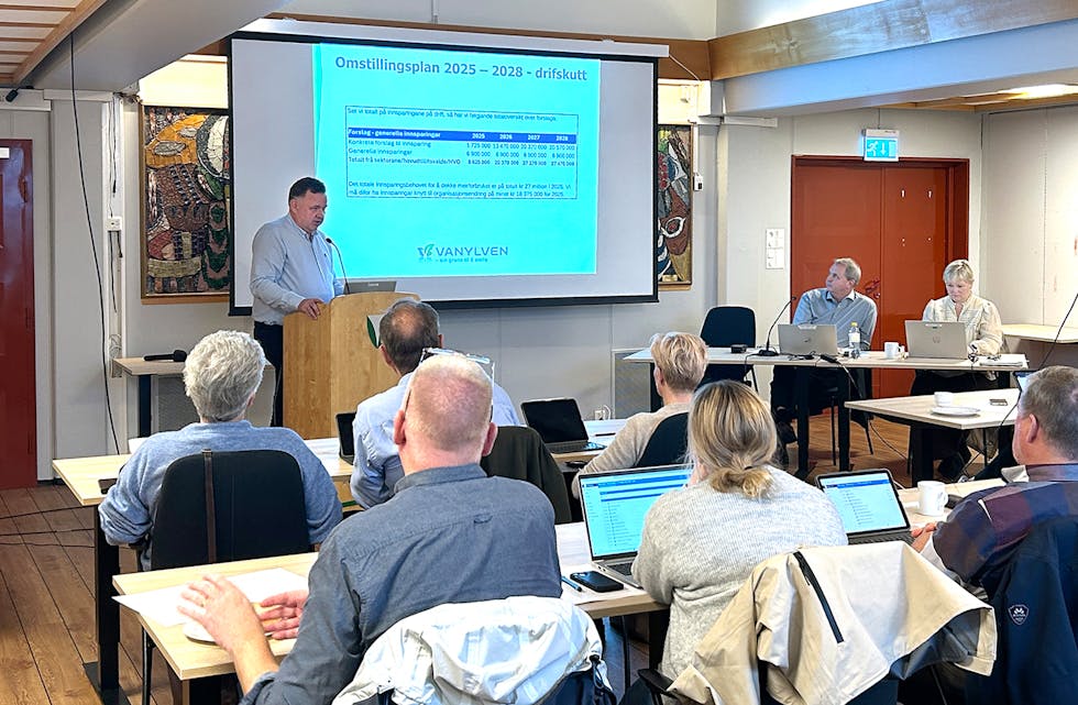 TILBAKE TIL KLASSEROMMET: Nye sitteplassar venta kommunestyret denne veka. På månda-gens kommunestyremøtet oppdaterte kommunedirektør Andreas Nørve politikarane om den økonomiske situasjonen i Vanylven kommune.