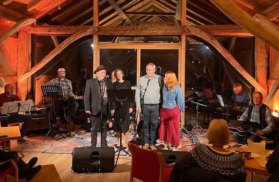 MUSIKALSK GODSTUND: Lokale musikarar og songarar framførte laurdag over tjue av Kris Kristofferson sine mest kjende songar. Framme frå venstre: Rune Fløtre, Guro Gjøsdal, Paul Sindre Vedeld og Audhild Vedeld Skare.
Bak: Ove Aksnes, Sander Aksnes Bjørkedal, Kjersti Aksnes Bjørkedal, Stein Jarle Løvik (gøymd), Øystein Blom og Harald Dyb.