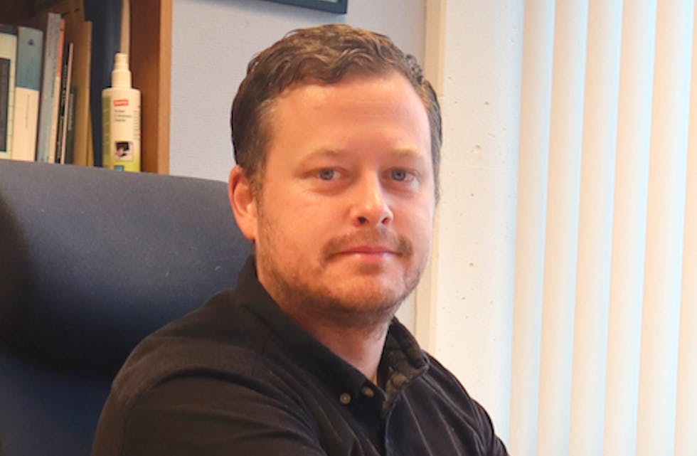 SKAL UTBETRAST: Målet er å få gjort eitkvart med varme og ventilasjon i samfunnshallen i Syvde så snart som råd, seier Ronny Prozenko.