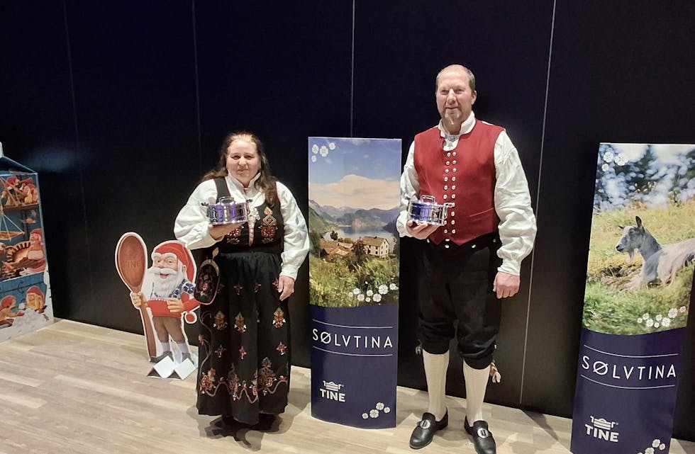 UTDELING: Elise Sandvik og Per Berge i finstasen då dei mottok sølvtinene i Lillestrøm.