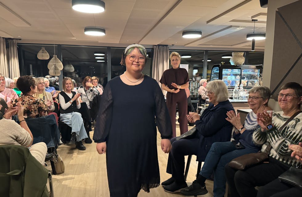 AVSLUTNING: Alle modellane framme for ei siste runde med velfortent applaus.