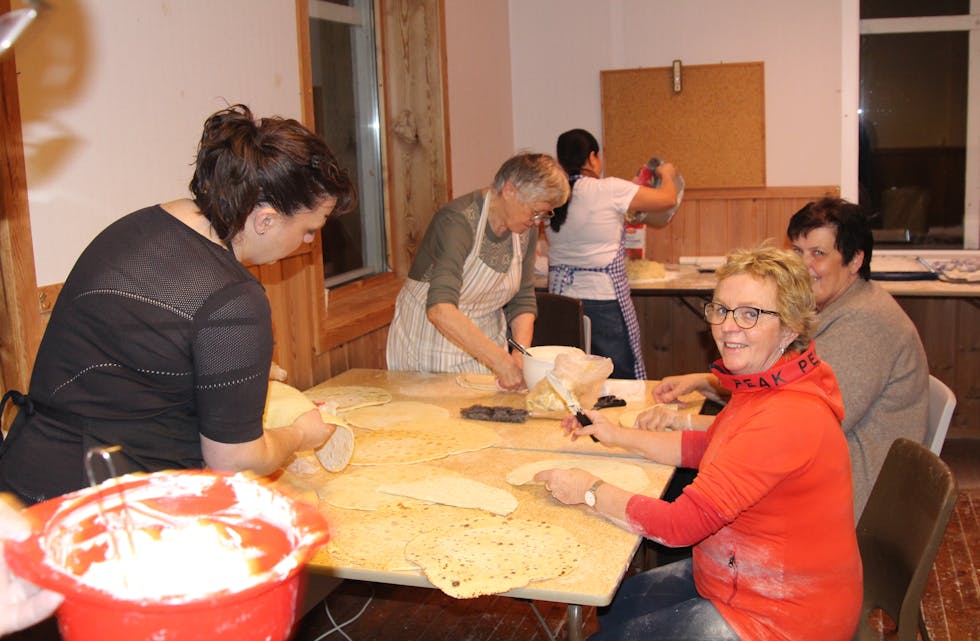 TRADISJON: Når nettene vert lange og kulda sete inn, då startar dei på Nordstranda med lefsebaksten sin - kan vi synge på til ein kjend julemelodi.