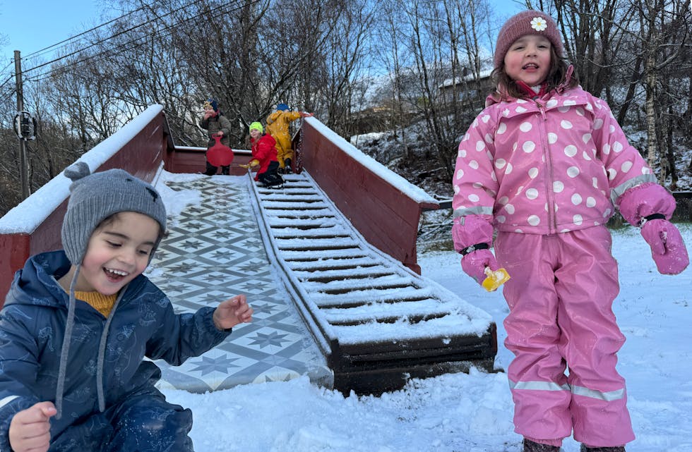 Glade for snø: Bernardo og Kaja. På toppen er Emil, Cora og Benjamin klare for å skli ned.