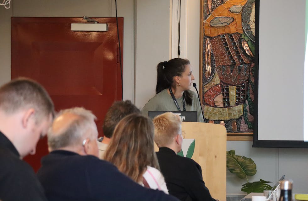 REISEVEG: Marte Saure avbilda under eit arrangement med Vanylven kommune, som ho har som arbeidsgivar. – Det er uaktuelt å sende ungane til Volda, seier Saure.