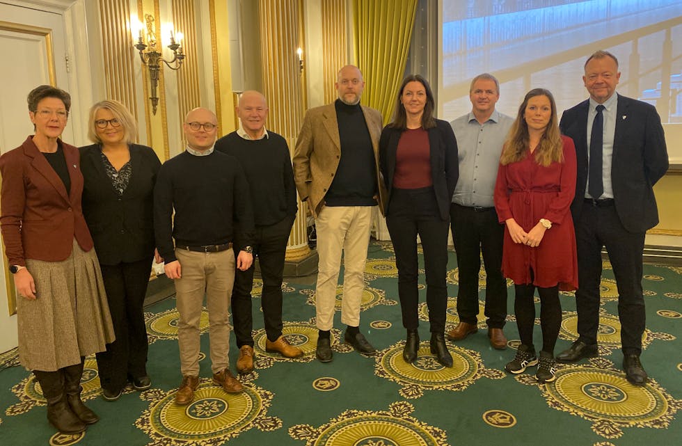 FRUKOSTMØTE: Desse var til stades under møtet tysdags morgon: F.v: Judith Kvåle (ordførar i Stad), Britt Giske Andersen (Maritimt Forum Nordvest), Tommy Sperre (Ålesundregionens næringforening), Bjørn Lødemel (Sogn og Fjordane næringsråd), Sverre Øvrelid Steen (Sunnmøre regionråd), Elisabeth Hatlenes (Fjordane regionråd), Paul Sindre Vedeld (ordførar i Vanylven), Linn Therese Skår Hosteland (Kystrederiene), Bengt Solheim-Olsen (ordførar i Kinn).