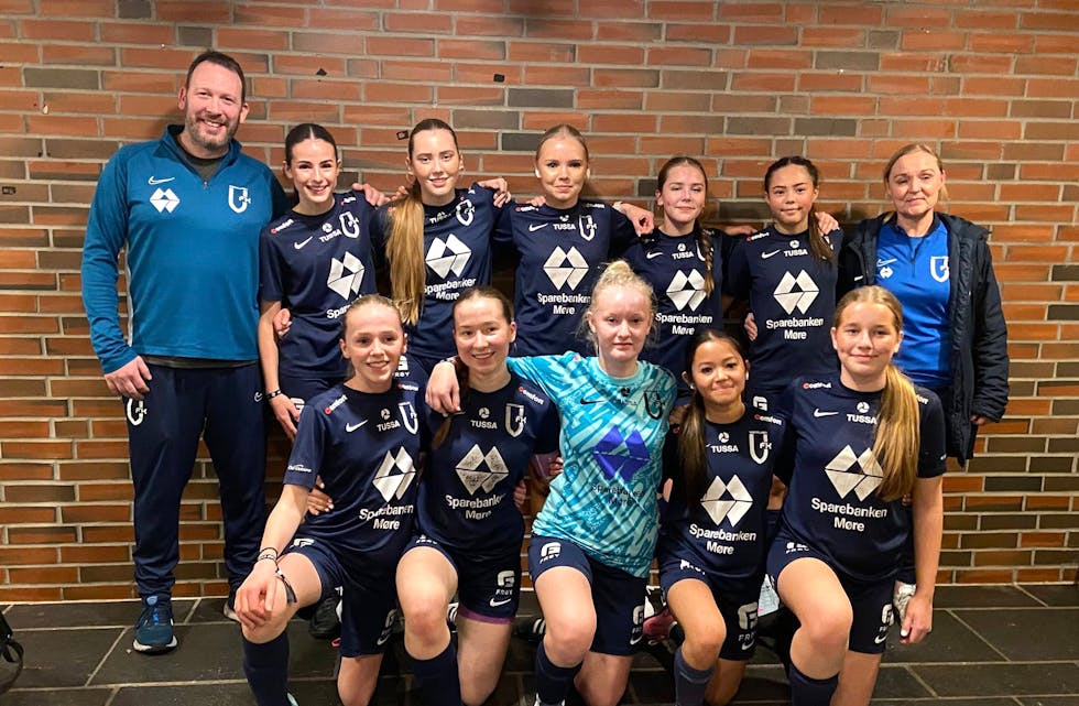VANYLVEN J14: Bak frå v: Sigve Slagnes, Ingeborg Midtbø Agati, Live Dyb Blikeng, Amilia Marholm Eriksen, Olgunn Elise Holen, Pernille Ystebakk, Grethe Ervik. Framme frå v: Thula Nygaard-Gill, Aida Kvalsvik Slagnes, Sofie Ervik Røys, Keisha Cenabre Kløvning, Maja Bugjerde.