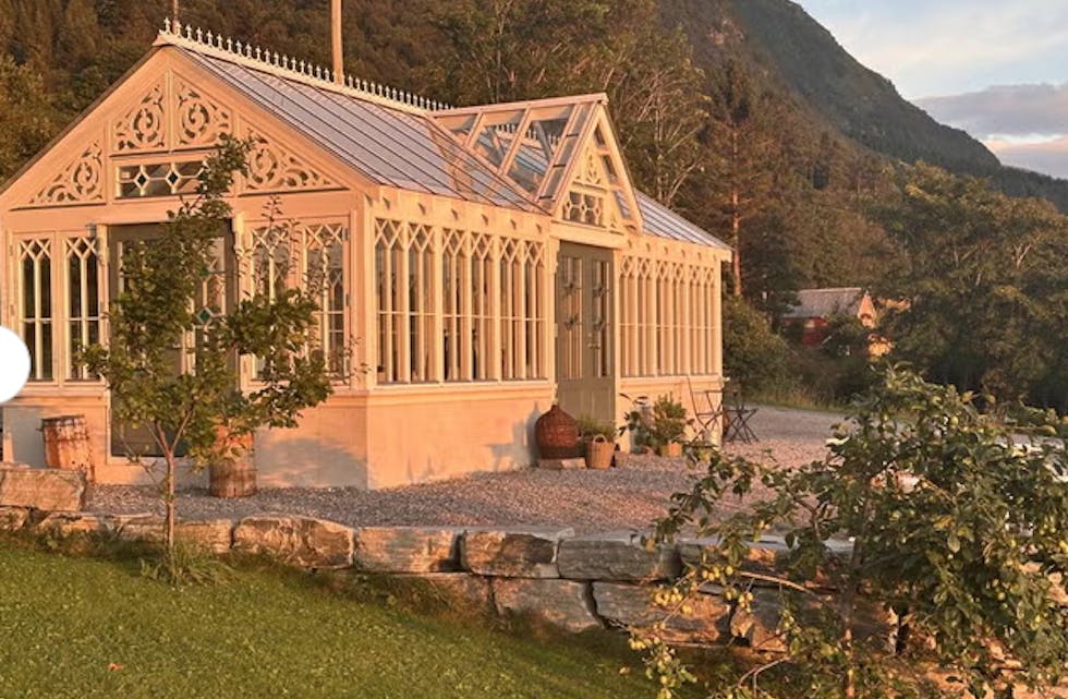 ORANGERI: Det nydelege bygget ligg ovanfor hovudhuset på Kviebakken, der Cecilie Lillejord Oppedal og Ola Døhl bur.