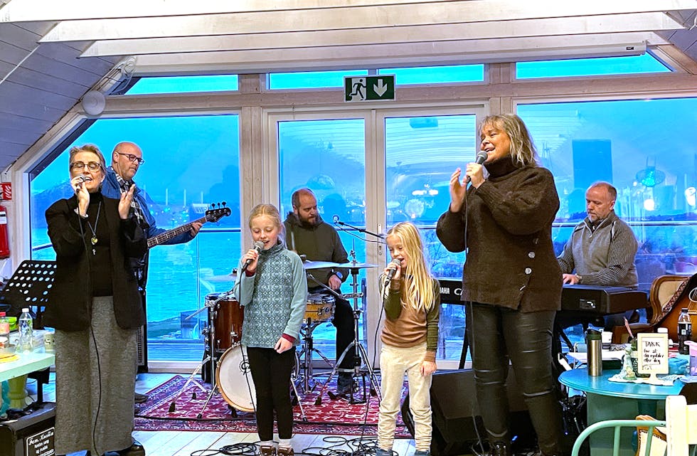 KONSERT: I ei musikalsk storfamilie er mange med og syng og spelar rundt om, noko mange av dei har gjort i over førti år. Her syng to av dei nyaste tilskota, Bella (10 år) og Ada Victoria (7 år) i lag med Rita og Evy.