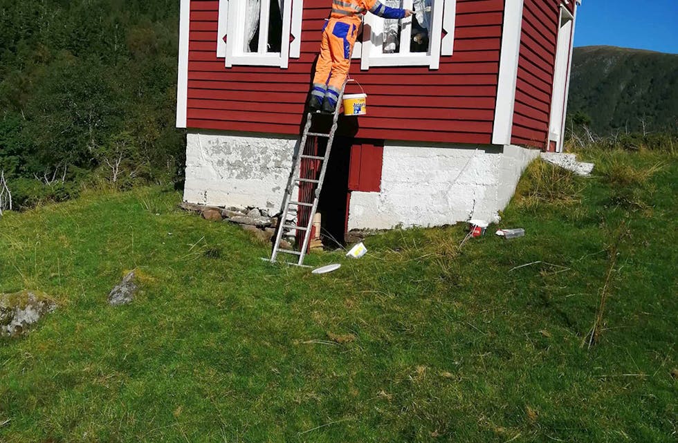 HARDE KRAV: Trass i at ho knapt er i bruk, må Jorunn og Tor Hansen betale både renovasjon og feiing for den vesle hytta dei har vald å halde i stand på Røfsdalsætra.